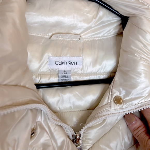 Calvin Klein 1/2 Puffer Jacket. - Picture 3 of 4
